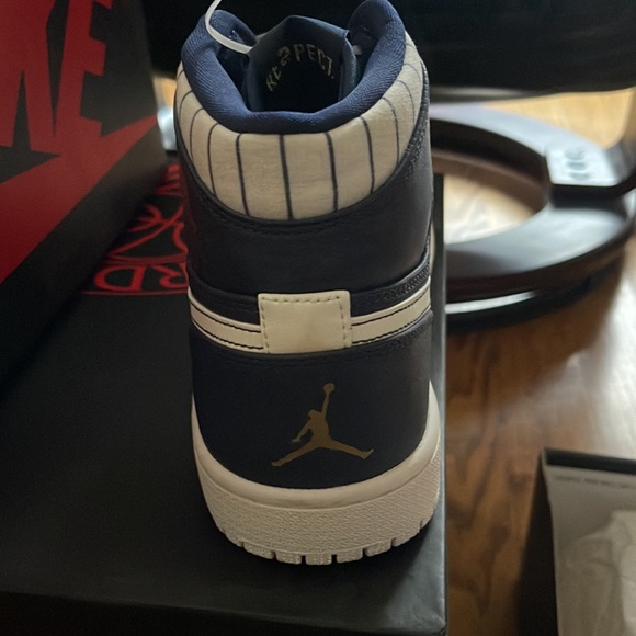 Air Jordan 1 Retro High Jeter main image 12